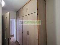 Pěkný byt 2+kk se šatnou a balkonem, v oblíbené části ČB u řeky Vltavy a cyklostezky! - Skříně v chodbě