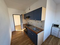 Prosvětlený byt 3+1 (67 m2) se šatnou a sklepem, v centru města Volary. - Kuchyňská linka a pohled na výklenek (malou pracovnu)