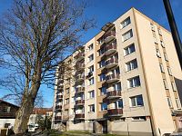 Prosvětlený byt 3+1 (67 m2) se šatnou a sklepem, v centru města Volary.