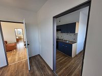 Prosvětlený byt 3+1 (67 m2) se šatnou a sklepem, v centru města Volary. - Pohled do kuchyně i všech tří pokojů