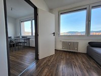 Prosvětlený byt 3+1 (67 m2) se šatnou a sklepem, v centru města Volary. - Pokoj a jídelna v kuchyni