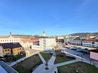 Prosvětlený byt 3+1 (67 m2) se šatnou a sklepem, v centru města Volary. - Výhled na široké okolí