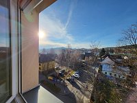 Prosvětlený byt 3+1 (67 m2) se šatnou a sklepem, v centru města Volary. - Výhled z okna v ložnici
