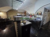 Restaurace a zahrádka na rohu náměstí P. Otakara II. - Bar
