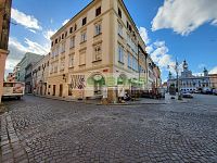 Restaurace a zahrádka na rohu náměstí P. Otakara II. - Rohový pohled (Karla IV. a Dr. Stejskala)