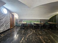 Restaurace a zahrádka na rohu náměstí P. Otakara II. - Salonek