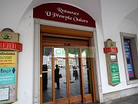 Restaurace a zahrádka na rohu náměstí P. Otakara II. - Vstup do domu