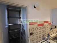 Pronájem částečně zařízeného zděného bytu 1+1 s možností užívání zahrady, v ulici Matice školské ČB. - Ke kuchyni náleží komora