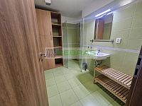 Rekreační apartmán 1+kk + terasa a parkování Lipno, rekreace a investice - Koupelna se sprchovým koutem