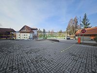 Rekreační apartmán 1+kk + terasa a parkování Lipno, rekreace a investice - Parkování u domu