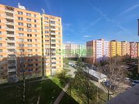 Byt 2+ kk s komorou a sklepem o výměře 39 m2, v samostatně stojícím panelovém domě ČB 2. - Výhled do vnitrobloku