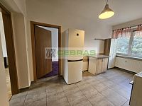 Pronájem zděného 3+1, 70 m2 - Kuchyň s oknem do zahrady