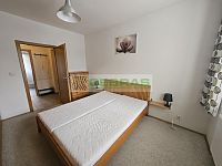 Pronájem zděného 3+1, 70 m2 - Ložnice s dvojlůžkem a vestavěnými skříněmi