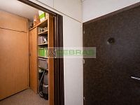 Byt 2+ kk s komorou a sklepem o výměře 39 m2, v samostatně stojícím panelovém domě ČB 2. - Komora se vstupem