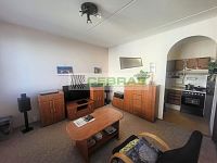 Byt 2+ kk s komorou a sklepem o výměře 39 m2, v samostatně stojícím panelovém domě ČB 2. - Pohled do kuchyňského koutu z hlavního pokoje