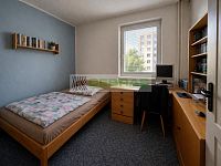 Byt 2+ kk s komorou a sklepem o výměře 39 m2, v samostatně stojícím panelovém domě ČB 2. - Samostatný pokoj