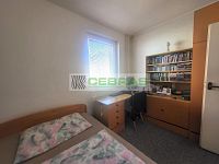 Byt 2+ kk s komorou a sklepem o výměře 39 m2, v samostatně stojícím panelovém domě ČB 2. - Samostatný pokoj (ložnice)