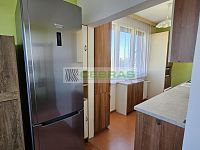 Pronájem útulného zajímavě řešeného bytu 2+1 s lodžií, jídelnou a komorou v ulici Průběžná, ČB3. - Jídelna s lednicí a skříní (pohled do kuchyně)