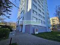 Pronájem útulného zajímavě řešeného bytu 2+1 s lodžií, jídelnou a komorou v ulici Průběžná, ČB3. - Pohled na dům