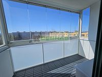 Pronájem útulného zajímavě řešeného bytu 2+1 s lodžií, jídelnou a komorou v ulici Průběžná, ČB3. - Prosklená lodžie