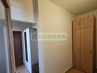 Pronájem útulného zajímavě řešeného bytu 2+1 s lodžií, jídelnou a komorou v ulici Průběžná, ČB3. - Vstupní chodba a pohled na otevřenou komoru