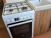 Pronájem útulného zajímavě řešeného bytu 2+1 s lodžií, jídelnou a komorou v ulici Průběžná, ČB3. - Kombinovaný sporák