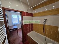 Pronájem útulného zajímavě řešeného bytu 2+1 s lodžií, jídelnou a komorou v ulici Průběžná, ČB3. - Koupelna s vanou