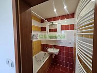 Pronájem útulného zajímavě řešeného bytu 2+1 s lodžií, jídelnou a komorou v ulici Průběžná, ČB3. - Koupelna s vanou