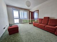 Pronájem útulného zajímavě řešeného bytu 2+1 s lodžií, jídelnou a komorou v ulici Průběžná, ČB3. - Obývací pokoj