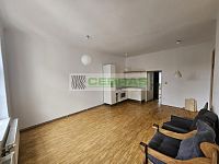 Slunný a prostorný byt 2+kk v docházkové vzdálenosti centra Českých Budějovic a zastávek MHD - Pokoj s kuchyňským koutem