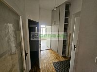 Slunný a prostorný byt 2+kk v docházkové vzdálenosti centra Českých Budějovic a zastávek MHD - Vstupní chodba s úložnými skříněmi