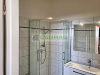 Prostorný byt 3+1 (109 m2) v centru ČB, minutu pěší chůze od hlavního náměstí. - Koupelna se sprchovým koutem a vanou