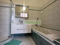 Prostorný byt 3+1 (109 m2) v centru ČB, minutu pěší chůze od hlavního náměstí. - Koupelna se sprchovým koutem a vanou