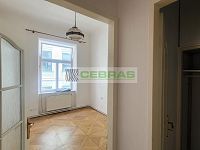 Prostorný byt 3+1 (109 m2) v centru ČB, minutu pěší chůze od hlavního náměstí. - Pohled do jednoho z pokojů a šatny