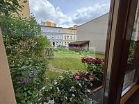 Městský dům v žádané lokalitě širšího centra Č. Budějovic 7 se zahradou, terasou a krytým parkováním - Zahrada a kryté parkovací stání před domem
