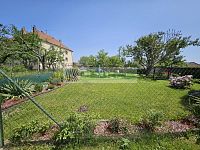 Prodej udržované oplocené zahrady 302 m² s přístřeškem na jižním okraji Mahouše, 5 minut od Netolic - Zahrada