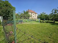 Prodej udržované oplocené zahrady 302 m² s přístřeškem na jižním okraji Mahouše, 5 minut od Netolic - Zahrada