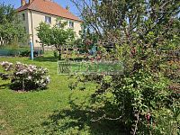 Prodej udržované oplocené zahrady 302 m² s přístřeškem na jižním okraji Mahouše, 5 minut od Netolic - Zahrada