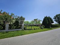 Prodej udržované oplocené zahrady 302 m² s přístřeškem na jižním okraji Mahouše, 5 minut od Netolic - Zahrada