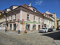 Pronájem zavedeného obchodního prostoru 35 m2 v centru města s výlohou a vstupem z ulice - Pohled z nároží Hroznová a Plachého