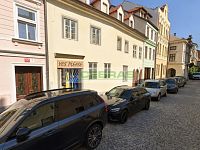 Pronájem zavedeného obchodního prostoru 35 m2 v centru města s výlohou a vstupem z ulice