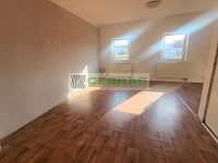 Pronájem prostorného 1+kk (cca 50 m2) nedaleko Lannovy třídy. Vhodné pro jednu nebo dvě osoby. - Obývací část