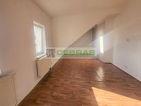 Pronájem prostorného 1+kk (cca 50 m2) nedaleko Lannovy třídy. Vhodné pro jednu nebo dvě osoby. - Obývací část a část na spaní