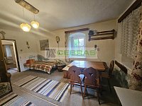 Stavební pozemek 756 m² u Lipenské přehrady se stávající rekreační chalupou. - Hlavní obývací místnost