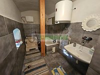 Stavební pozemek 756 m² u Lipenské přehrady se stávající rekreační chalupou. - Koupelna