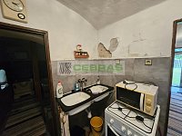 Stavební pozemek 756 m² u Lipenské přehrady se stávající rekreační chalupou. - Kuchyň