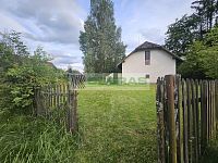 Stavební pozemek 756 m² u Lipenské přehrady se stávající rekreační chalupou. - Na pozemku stojí rekreační chalupa