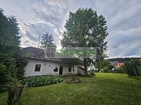 Stavební pozemek 756 m² u Lipenské přehrady se stávající rekreační chalupou. - Pohled na rekreační chalupu