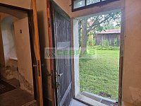Stavební pozemek 756 m² u Lipenské přehrady se stávající rekreační chalupou. - Vstup na pozemek