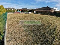 Dlouhodobý pronájem pozemku (zahrady) na Srubci! Se studní a kapličkou! Výměra 1  070 m2. - Pohled k příjezdové cestě
